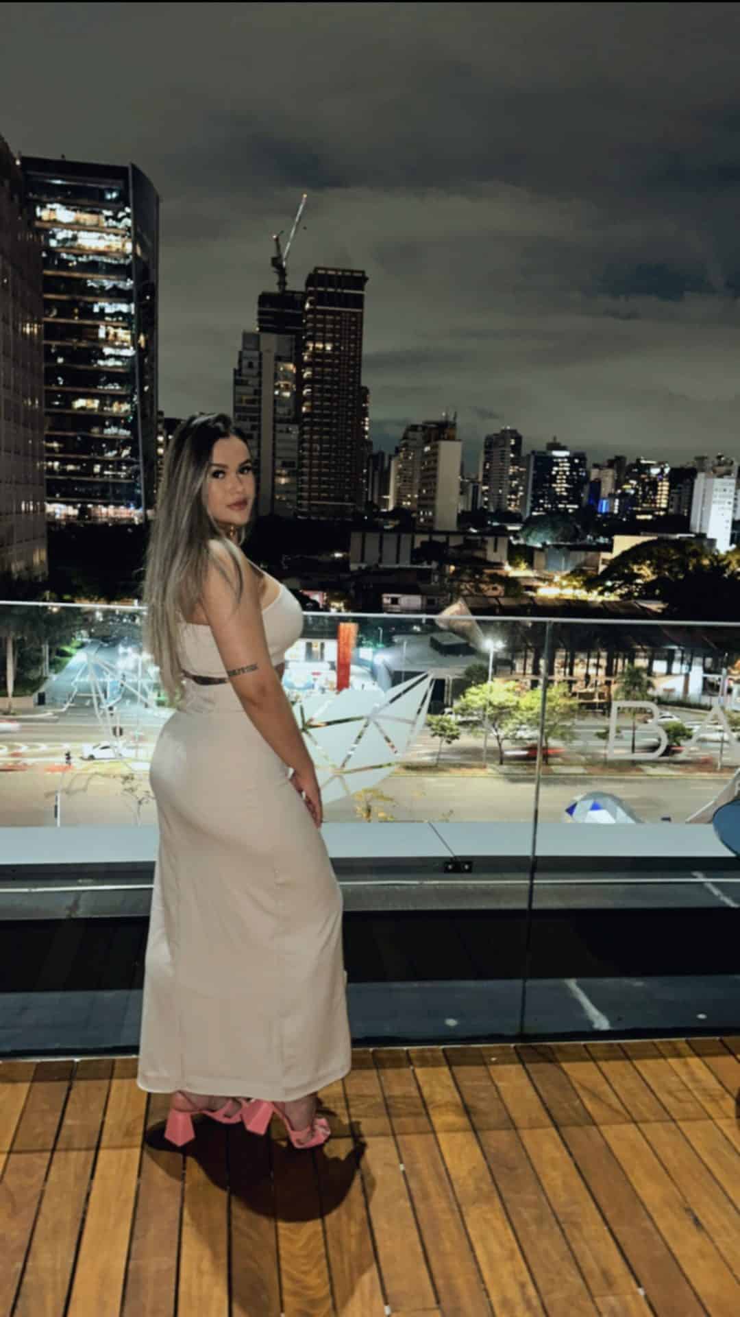 Modelo, presença e prova de roupa.